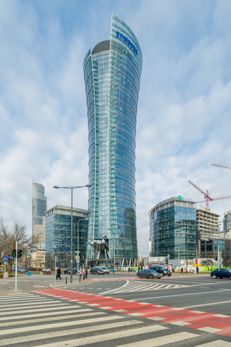  220 metrowa wieża Warsaw Spire, która stanęła przy placu Europejskim, niedaleko ronda Daszyńskiego